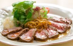 Ростбиф из говядины с шампиньонами и луком