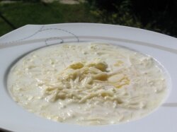 Молочный суп с яйцом и чесноком