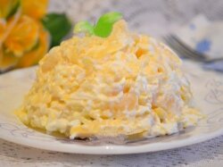 Салат с сыром, ананасом и яйцом