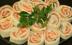 Рулетики из тонкого лаваша с семгой