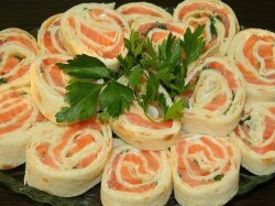 Рулетики из тонкого лаваша с семгой
