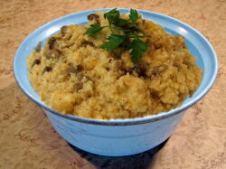 Пшенная каша с тушенкой и замороженными овощами