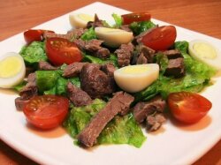 Салат из говядины с перепелиными яйцами