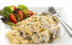 Грибной салат с курицей и перепелиными яйцами
