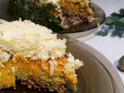 Слоеный салат с куриной печенью и маринованными огурцами