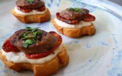 Бутерброды с белой фасолью и домашней колбасой