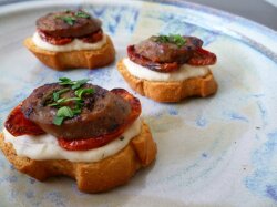 Бутерброды с белой фасолью и домашней колбасой