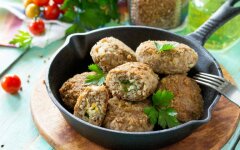 Тефтели с гречкой в сливочном соусе с молодым картофелем