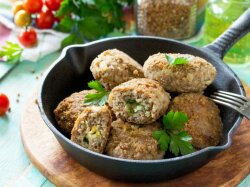 Тефтели с гречкой в сливочном соусе с молодым картофелем