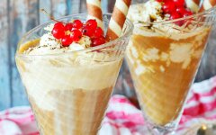 Айс-кофе с мороженым и взбитыми сливками