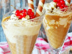 Айс-кофе с мороженым и взбитыми сливками