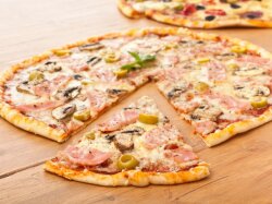 Тонкая пицца с любимой начинкой