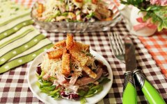 Слоеный салат с копченой колбасой и кириешками
