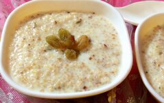 Сладкая пшеничная каша на молоке с маслом