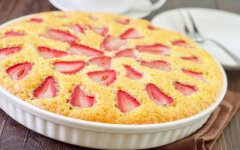 Клубничный тарт со сливками и корицей