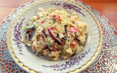 Салат из капусты с крабовыми палочками, яйцом и зеленым горошком