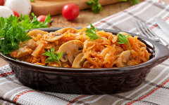 Тушеная капуста с грибами и мукой