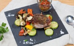 Медальоны из говядины с грибами и овощами