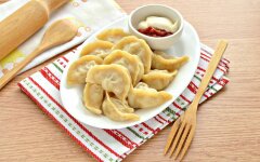 Быстрые вареники с картофелем, грибами и зеленью