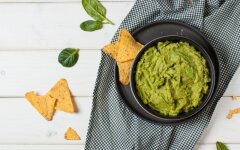 Гуакамоле с перцем чили и мятой