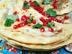 Тонкие лепешки Кутабы с творогом и зеленью на сковороде