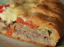 Открытый пирог с мясом на картофельном тесте