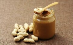 Арахисовый урбеч с медом на завтрак