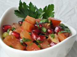 Салат из помидоров, граната и кинзы