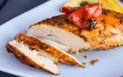 Куриная буженина с черносливом на сковороде