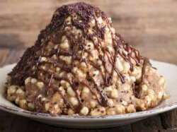 Торт «Муравейник» из печенья с орехами и черносливом