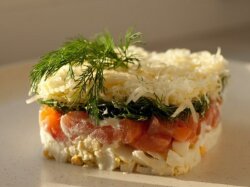 Салат с сыром, семгой и яйцом