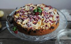 Пирог с брусникой и яблоками на сметане