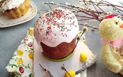 Творожный кулич с вяленой вишней под меренгой