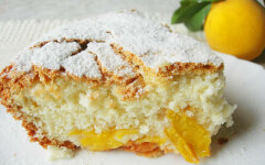 Шарлотка с персиками на скорую руку