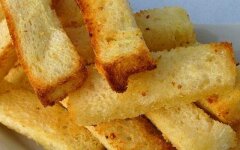 Чесночные гренки из белого хлеба с зеленью