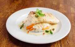 Морская рыба с рисом и стручковой фасолью