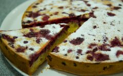 Клубнично-вишневый пирог в мультиварке