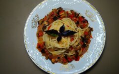 Спагетти с баклажанами и помидорами