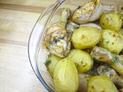 Курица с картошкой, чесноком и майонезом в духовке