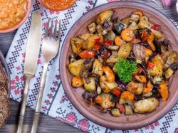 Рагу из кабачков и помидоров с зеленью и сметаной