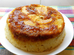 Шарлотка с яблоками на кефире в микроволновке