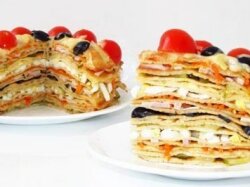 Блинный торт с ветчиной, сыром и овощами