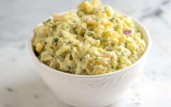 Картофельный салат с яйцами, сельдереем и луком