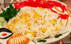 Салат с кальмарами, грибами, кукурузой и сыром