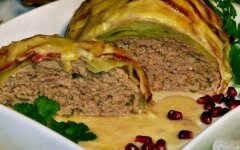 Мясной рулет в сливочно-сырном соусе