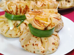 Блинные мешочки с курицей и сыром
