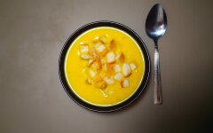 Тыквенный крем суп с кусочками ветчины