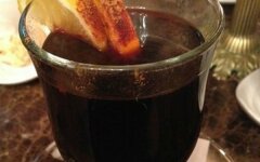 Горячий черносмородиновый сок с травяным Рижским бальзамом