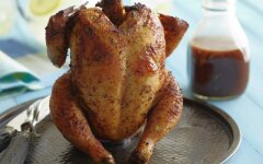 Курица с чесноком на банке с водой