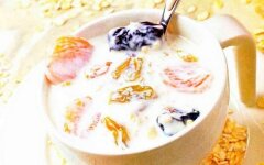 Кефир с овсяными хлопьями, сухофруктами и медом